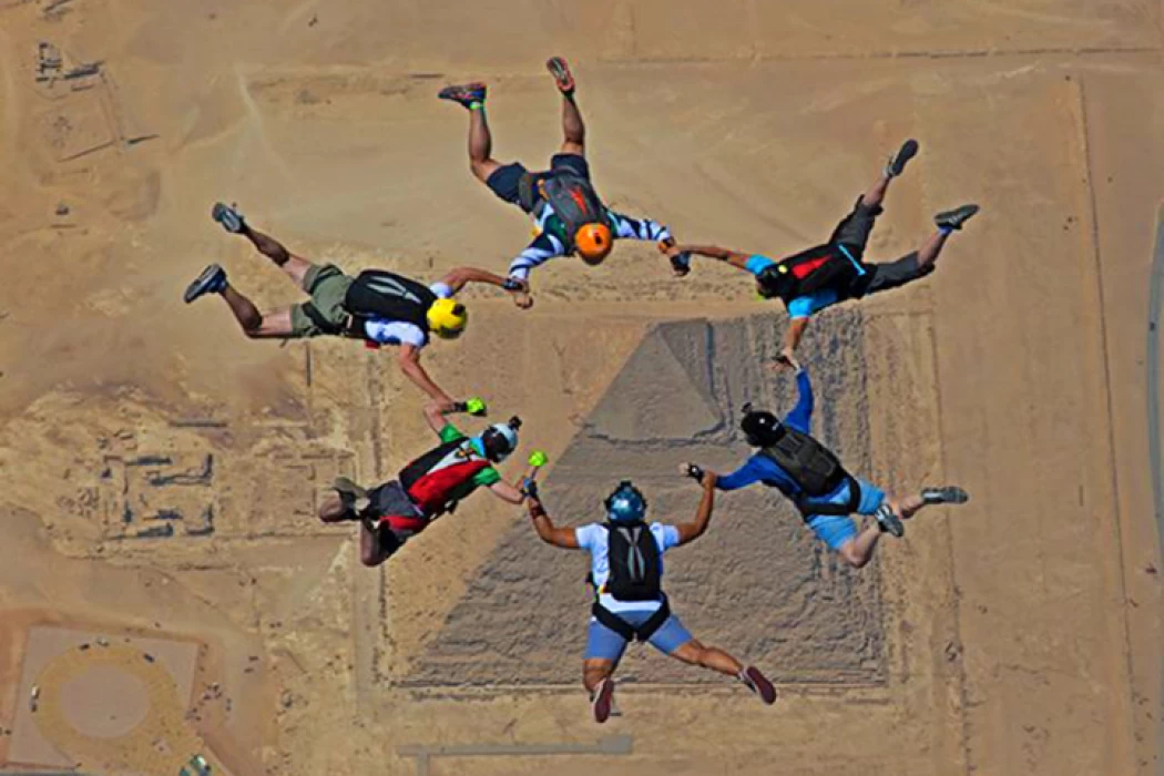 Saut en parachute au-dessus des pyramides